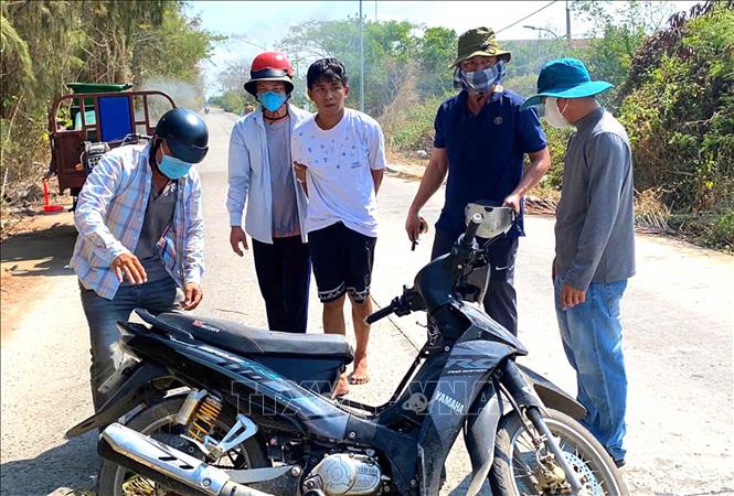 Các đối tượng mua bán tàng trữ ma túy bị tạm giữ. Ảnh: TTXVN phát