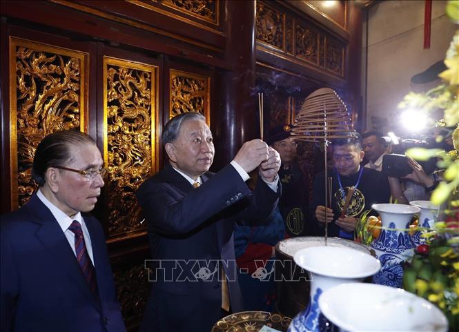 General Secretary and State President To Lam offers incense inside the Upper Palace at Thuong Temple. Photo: Thong Nhat – VNA