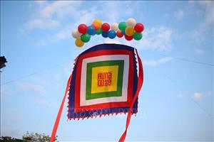 Rực rỡ lá đại kỳ ngũ sắc trong ngày Giỗ Tổ Hùng Vương ở Cần Thơ