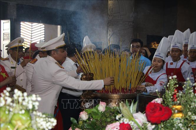 Các đoàn đại biểu và nhân dân thành phố dâng hương tưởng nhớ các Vua Hùng. Ảnh: Nguyễn Hằng - TTXVN