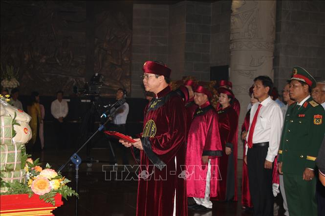 Ông Trương Cảnh Tuyên, Chủ tịch UBND thành phố - Chủ lễ Giỗ Tổ Hùng Vương đọc chúc văn tưởng nhớ và báo công đến các Vua Hùng. Ảnh Nguyễn Hằng - TTXVN