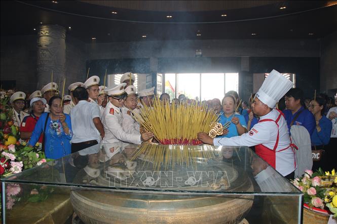 Các đoàn và nhân dân thành phố dâng hương tưởng nhớ các Vua Hùng. Ảnh: Nguyễn Hằng - TTXVN