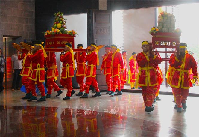 Đoàn dâng lễ phẩm tiến vào đền thờ. Ảnh: Nguyễn Hằng - TTXVN  