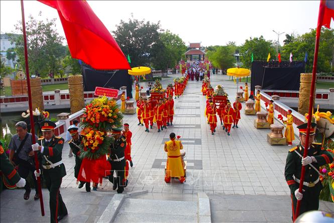 Đại biểu và nhân dân thành phố dâng lễ cúng các Vua Hùng. Ảnh: Nguyễn Hằng - TTXVN