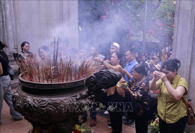 Người dân và du khách thành kính dâng hương tưởng niệm các Vua Hùng tại Đền Hùng. Ảnh: Hoàng Hùng – TTXVN