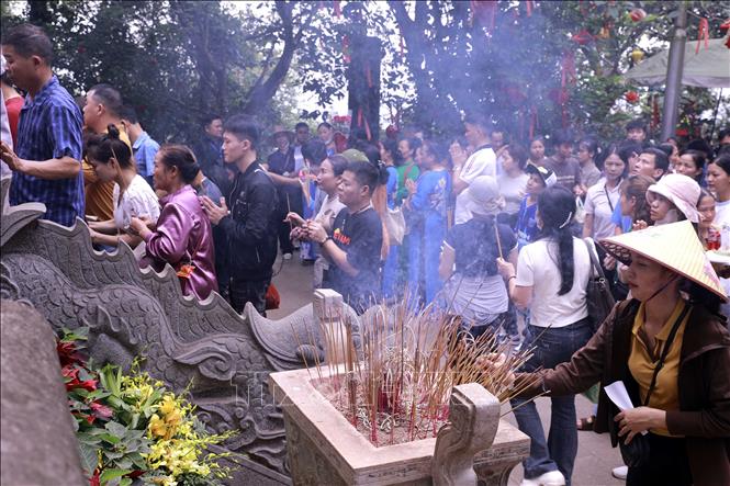 Người dân và du khách thành kính dâng hương tưởng niệm các Vua Hùng tại Đền Hùng. Ảnh: Hoàng Hùng – TTXVN
