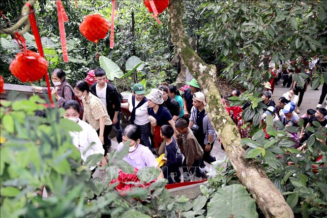 Dòng người nối dài trên các tuyến đường dẫn lên núi Nghĩa Lĩnh trong ngày Giỗ Tổ Hùng Vương. Ảnh: Hoàng Hùng-TTXVN