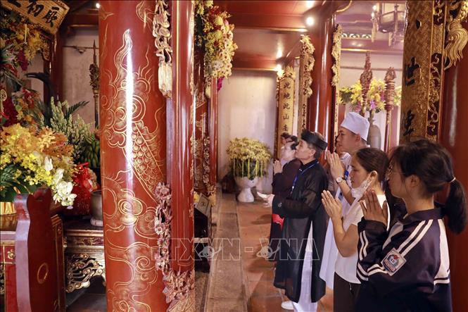 Gia đình chị Vũ Thị Thanh (xã Lập Thạch) là những người dân đầu tiên đặt chân lên khu vực Đền Thượng trong ngày Giỗ Tổ Hùng Vương. Ảnh: Hoàng Hùng – TTXVN