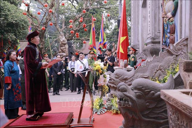Chủ tịch UBND tỉnh Phú Thọ Trần Duy Đông đọc chúc văn tại lễ dâng hương Giỗ Tổ Hùng Vương. Ảnh: Hoàng Hùng – TTXVN