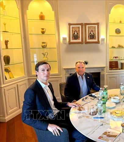 Đặc phái viên của Tổng thống Mỹ, ông Steve Witkoff (phải) và ông Jared Kushner - con rể của Tổng thống Donald Trump - tại Geneva, Thụy Sĩ ngày 26/2/2026. Ảnh: THX/TTXVN