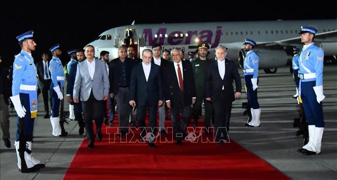 Phái đoàn Iran do Ngoại trưởng Seyed Abbas Araghchi (giữa) dẫn đầu tới Islamabad, Pakistan tối 24/4/2026. Ảnh: THX/TTXVN