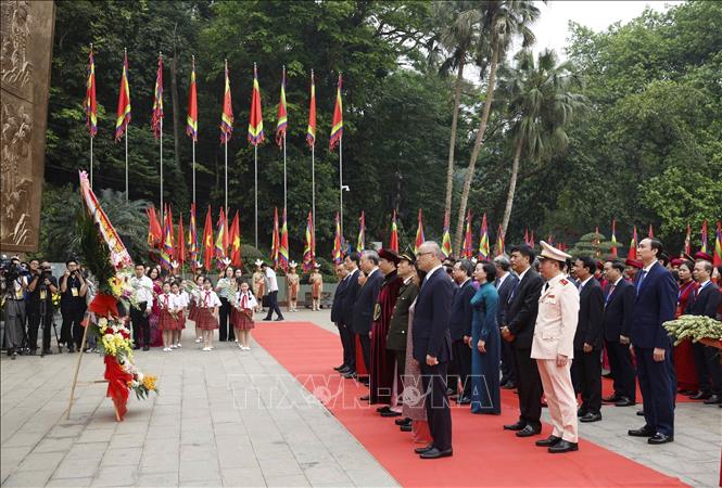 Tổng Bí thư, Chủ tịch nước Tô Lâm và các đại biểu dâng hoa tại Bức phù điêu 