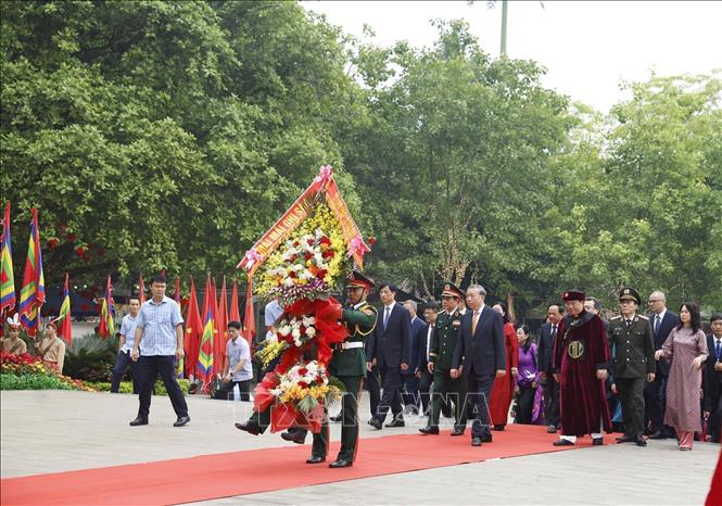 Tổng Bí thư, Chủ tịch nước Tô Lâm và các đại biểu dâng hoa tại Bức phù điêu 