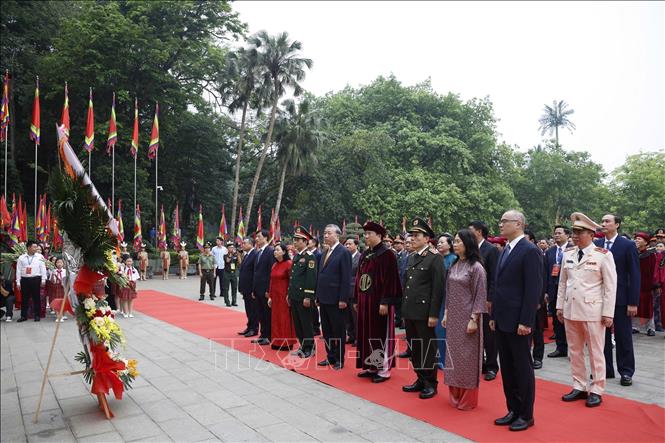 Tổng Bí thư, Chủ tịch nước Tô Lâm và các đại biểu dâng hoa tại Bức phù điêu 