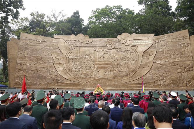 Tổng Bí thư, Chủ tịch nước Tô Lâm và các đại biểu dâng hoa tại Bức phù điêu 