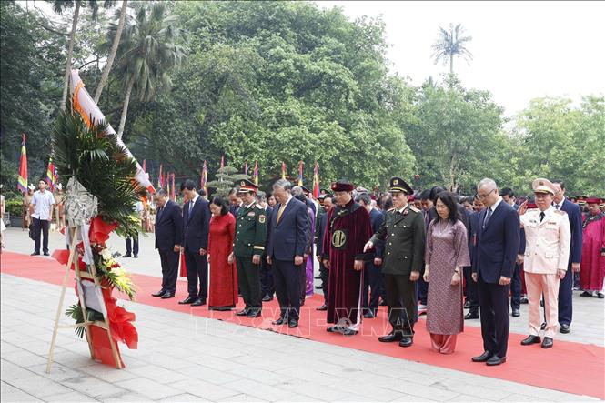 Tổng Bí thư, Chủ tịch nước Tô Lâm và các đại biểu dâng hoa tại Bức phù điêu 