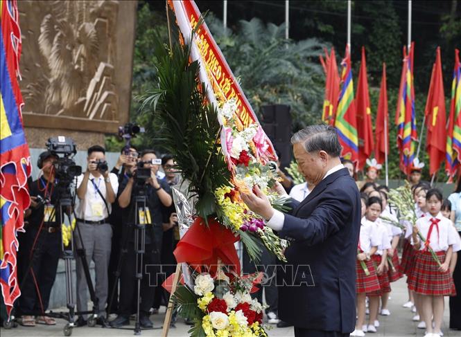 Tổng Bí thư, Chủ tịch nước Tô Lâm dâng hoa tại Bức phù điêu 