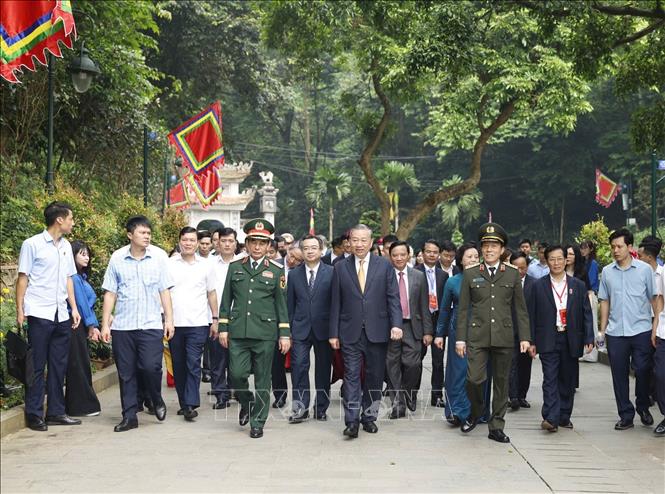 Tổng Bí thư, Chủ tịch nước Tô Lâm và các đại biểu đến dâng hoa tại Bức phù điêu 