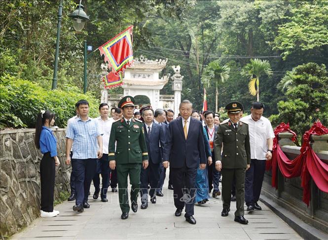 Tổng Bí thư, Chủ tịch nước Tô Lâm và các đại biểu đến dâng hoa tại Bức phù điêu 