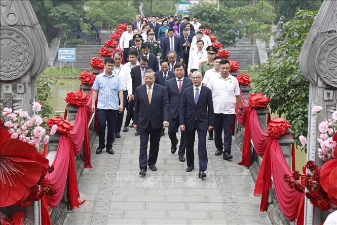 Tổng Bí thư, Chủ tịch nước Tô Lâm và các đại biểu đến dâng hương tại Đền Quốc Tổ Lạc Long Quân. Ảnh: Thống Nhất – TTXVN