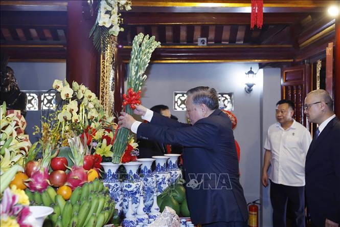 Tổng Bí thư, Chủ tịch nước Tô Lâm dâng hương, dâng hoa tại Đền Quốc Tổ Lạc Long Quân. Ảnh: Thống Nhất – TTXVN