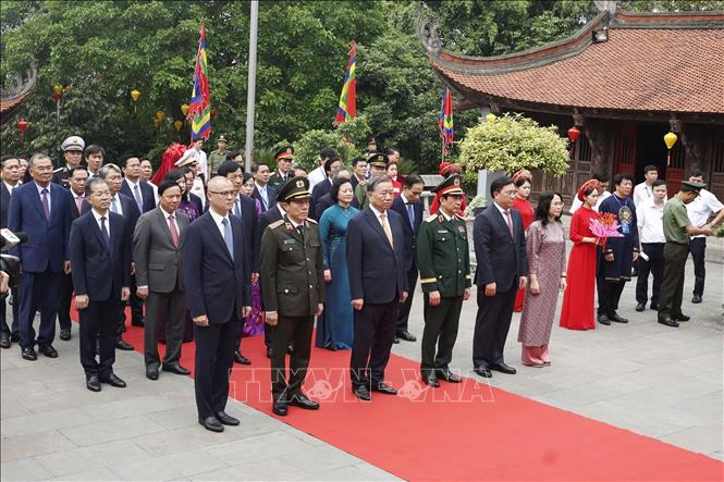 Tổng Bí thư, Chủ tịch nước Tô Lâm và các đại biểu đến dâng hương tại Đền Quốc Tổ Lạc Long Quân. Ảnh: Thống Nhất – TTXVN