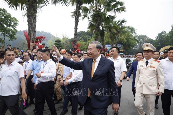Tổng Bí thư, Chủ tịch nước Tô Lâm với nhân dân tại Khu di tích lịch sử Quốc gia Đặc biệt Đền Hùng. Ảnh: Thống Nhất – TTXVN
