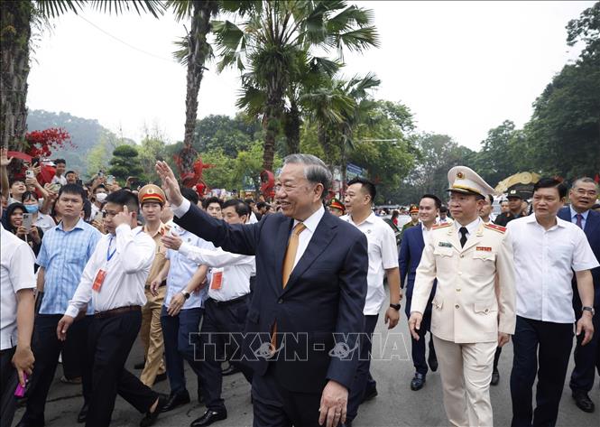 Tổng Bí thư, Chủ tịch nước Tô Lâm với nhân dân tại Khu di tích lịch sử Quốc gia Đặc biệt Đền Hùng. Ảnh: Thống Nhất – TTXVN
