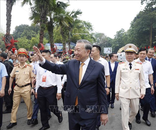 Tổng Bí thư, Chủ tịch nước Tô Lâm với nhân dân tại Khu di tích lịch sử Quốc gia Đặc biệt Đền Hùng. Ảnh: Thống Nhất – TTXVN