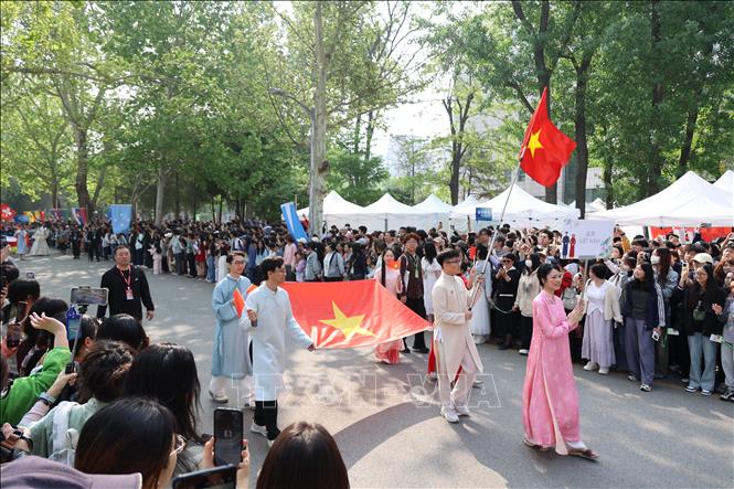 Quốc kỳ Việt Nam tung bay trong đoàn diễu hành tại Lễ hội Văn hóa. Ảnh: Quang Hưng - PV TTXVN tại Trung Quốc