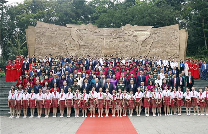 Tổng Bí thư, Chủ tịch nước Tô Lâm và các đồng chí lãnh đạo, Đảng nhà nước dâng hoa trước Bức phù điêu 