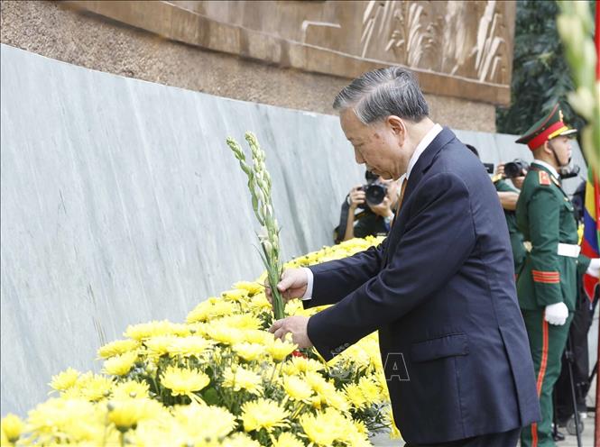 Tổng Bí thư, Chủ tịch nước Tô Lâm dâng hoa trước Bức phù điêu 