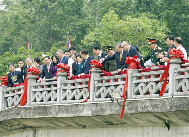 Tổng Bí thư, Chủ tịch nước Tô Lâm cho cá ăn tại Đền Quốc Tổ Lạc Long Quân. Ảnh: Thống Nhất – TTXVN