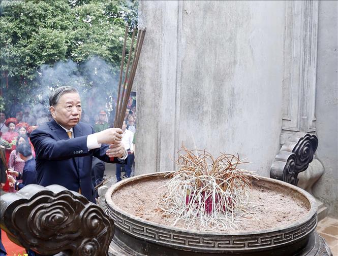 Tổng Bí thư, Chủ tịch nước Tô Lâm dâng hương tại Đền Thượng. Ảnh: Thống Nhất – TTXVN