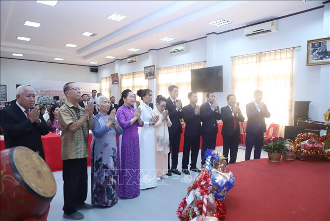 Đại diện Hội người Việt Nam thủ đô Viêng Chăn thắp hương tưởng nhớ các Vua Hùng tại Lễ Giỗ Tổ Hùng Vương ở Lào. Ảnh: Xuân Tú - PV TTXVN tại Lào