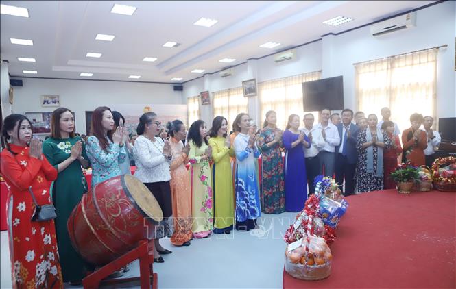 Đại diện Câu lạc bộ Đồng hương Thanh Hóa tại Lào thắp hương tưởng nhớ các Vua Hùng tại Lễ Giỗ Tổ Hùng Vương ở Lào. Ảnh: Xuân Tú - PV TTXVN tại Lào