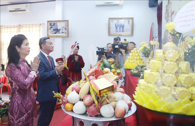 Đại sứ Việt Nam tại Lào Nguyễn Minh Tâm cùng Phu nhân thắp hương tưởng nhớ các Vua Hùng tại Lễ Giỗ Tổ Hùng Vương ở Lào. Ảnh: Xuân Tú - PV TTXVN tại Lào