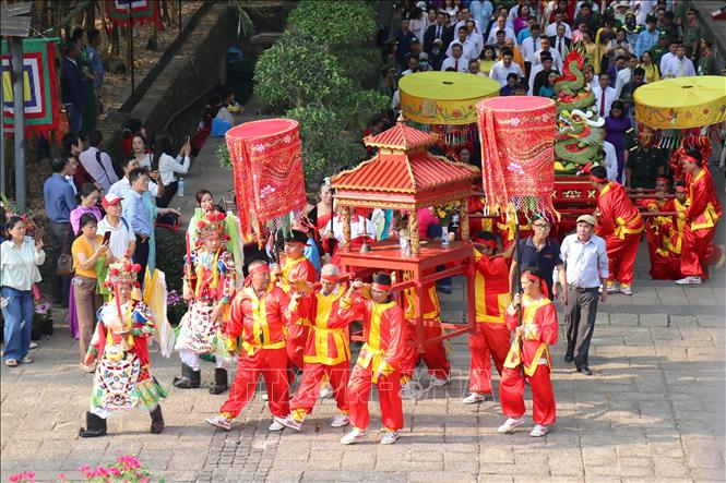 Nghi lễ diễu hành rước lễ, dâng lễ vật bánh chưng, bánh dày, hoa quả, đặc sản Nam Bộ lên Quốc Tổ Hùng Vương. Ảnh: Thanh Vũ-TTXVN

