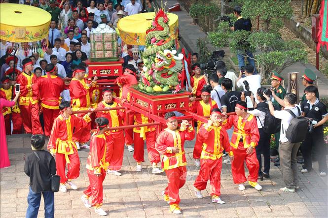 Nghi lễ diễu hành rước lễ, dâng lễ vật bánh chưng, bánh dày, hoa quả, đặc sản Nam Bộ lên Quốc Tổ Hùng Vương. Ảnh: Thanh Vũ-TTXVN
