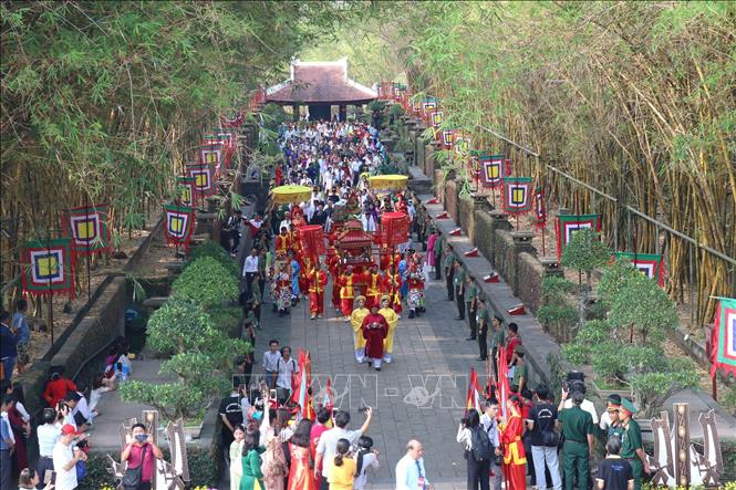 Nghi lễ diễu hành rước lễ, dâng lễ vật bánh chưng, bánh dày, hoa quả, đặc sản Nam Bộ lên Quốc Tổ Hùng Vương. Ảnh: Thanh Vũ-TTXVN
