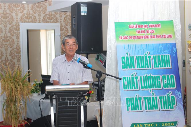 Anh hùng lao động Hồ Quang Cua, “cha đẻ” của gạo ST24, ST25 chia sẻ tại hội thảo. Ảnh: Chanh Đa - TTXVN