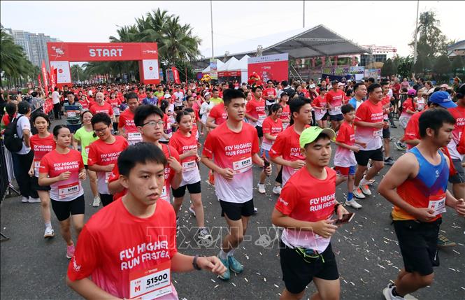 Runners set off to compete in the 5km and 10km categories. Photo: Tran Le Lam – VNA
