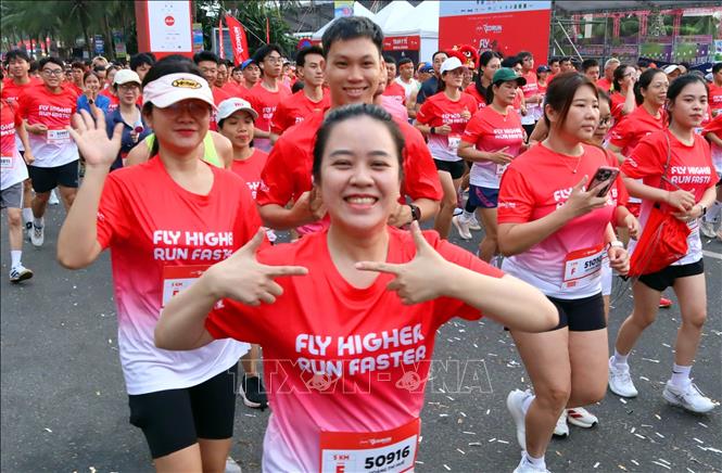 Athletes enthusiastically compete in the 5km and 10km races. Photo: Tran Le Lam – VNA