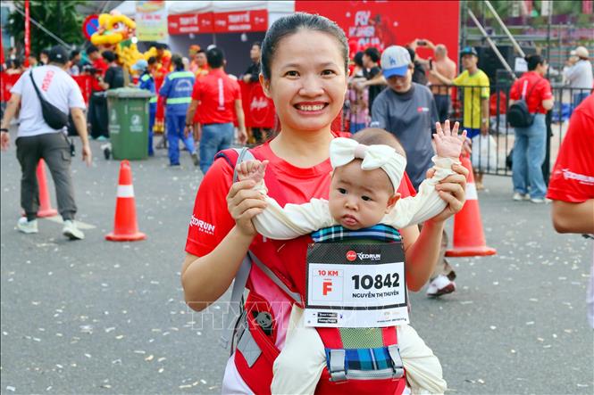 Families enthusiastically bring their children to participate in activities at the event. Photo: Tran Le Lam – VNA