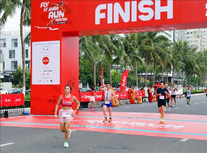 Runners cross the finish line at the race. Photo: Tran Le Lam – VNA
