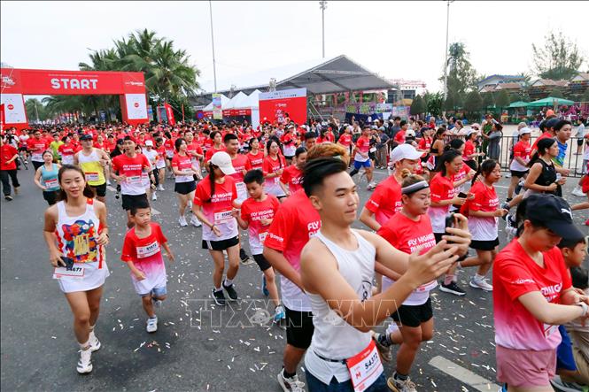 Runners set off to compete in the 5km and 10km categories. Photo: Tran Le Lam – VNA