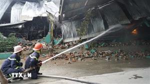 Hàng trăm người nỗ lực khống chế vụ cháy tại Khu công nghiệp Nhơn Hội A