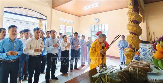 Lãnh đạo các xã Cát Tiên, Cát Tiên 2, Cát Tiên 3 cùng đông đảo đồng bào các dân tộc vùng cực Nam Tây Nguyên dâng hương tri ân Quốc Tổ Hùng Vương tại Đền thờ Quốc Tổ Hùng Vương, thôn 2, xã Cát Tiên. Ảnh: Kha Phạm - TTXVN