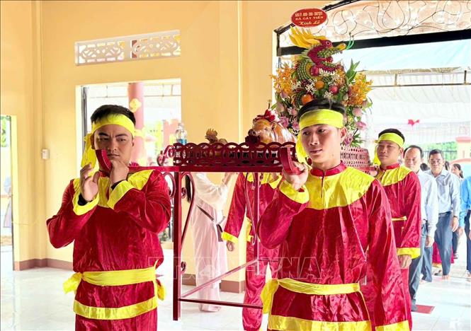 Lễ giỗ được tổ chức trang nghiệm với các hoạt động văn hóa và lễ vật truyền thống từ thuở dựng nước của các Vua Hùng. Ảnh: Kha Phạm - TTXVN