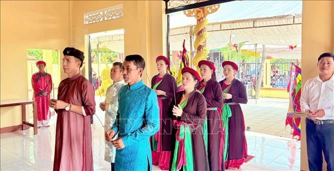 Đồng bào các dân tộc vùng cực Nam Tây Nguyên dâng hương tri ân Quốc Tổ Hùng Vương tại Đền thờ Quốc Tổ Hùng Vương, thôn 2, xã Cát Tiên. Ảnh: Kha Phạm - TTXVN